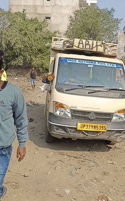 लखनऊ नगर निगम में ज्यादातर सफाईकर्मी असम के दस्तावेज लगाकर काम कर रहे हैं। उनकी जांच की जा रही है।