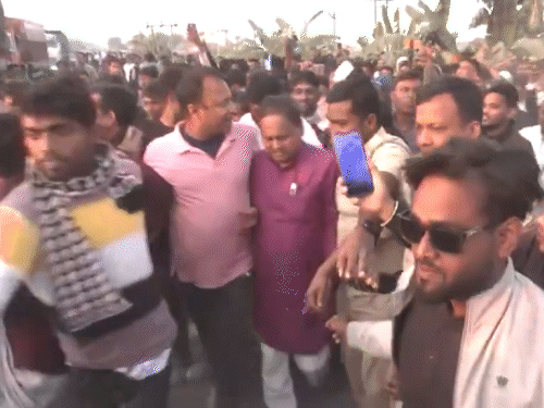 निलंबित टीएमसी आमदार हुमायूं कबीर शुक्रवारी मशिदीच्या भूमिपूजनाच्या ठिकाणी पोहोचले.