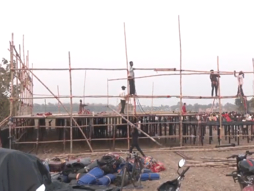 मुर्शिदाबादच्या बोल्डंगा ब्लॉक-1 मध्ये शनिवारी होणाऱ्या भूमिपूजन कार्यक्रमाची तयारी सुरू आहे.