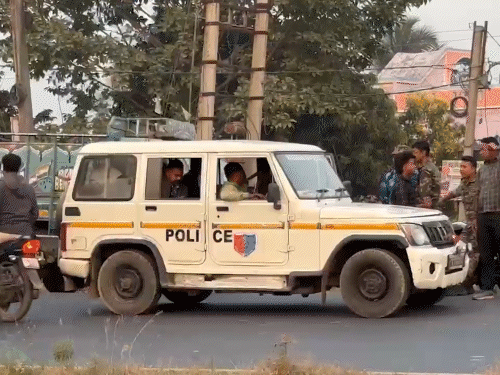 कोलकाता पुलिस की कई टीमें भी कार्यक्रम को लेकर तैनात की गई हैं।