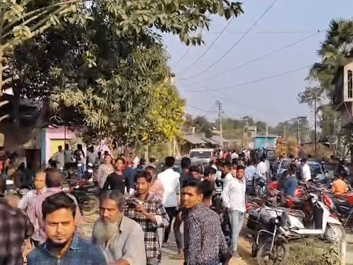 तस्वीर बेलडांगा की है। यहां पर बाबरी शिलान्यास को लेकर लोगों की भीड़ पहुंचना जारी है।