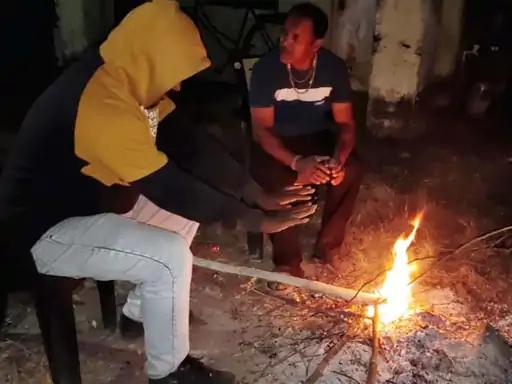 रात में लोगों को ठंड से बचने के लिए अलाव का सहारा लेना पड़ रहा है।