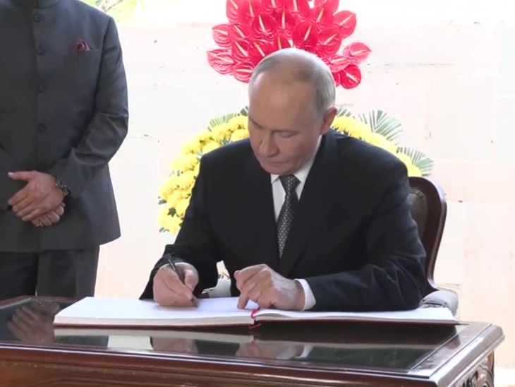 रूसी राष्ट्रपति व्लादिमीर पुतिन ने राजघाट पर महात्मा गांधी की समाधि पर श्रद्धांजलि अर्पित करने के बाद गेस्ट बुक पर हस्ताक्षर किए।