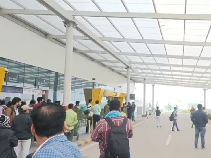 इंडिगो क्रासिस के कारण 700 यात्री घटे हैं।