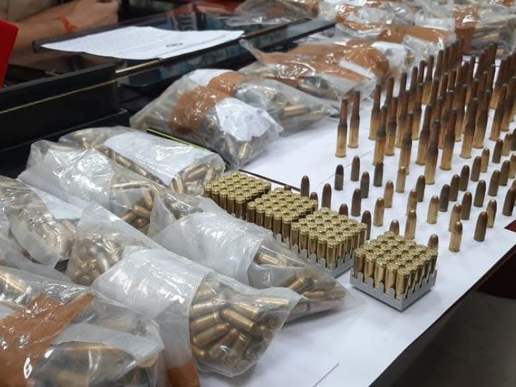 गुड्‌डू के पास से पुलिस ने भारी मात्रा में हथियार बरामद किए थे।