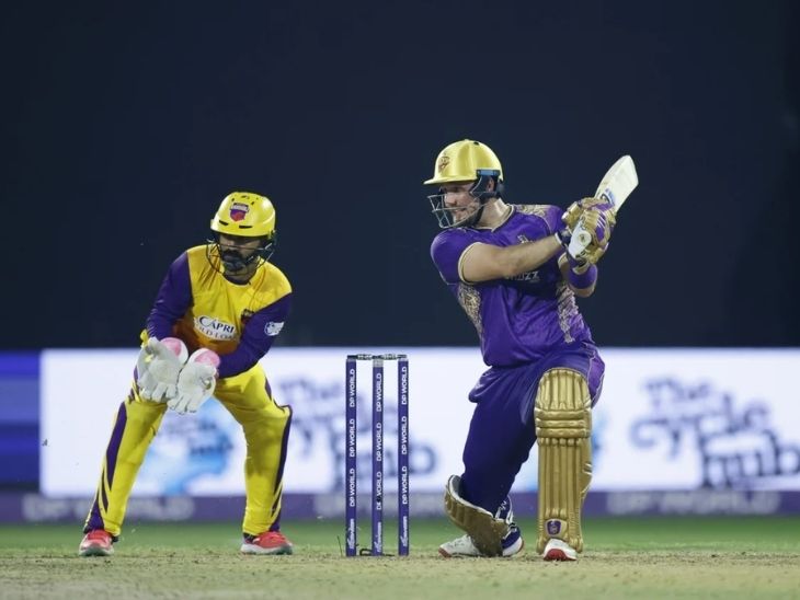 शारजाह वॉरियर्स से विकेटकीपिंग करते दिनेश कार्तिक। उन्होंने 20 बॉल पर 39 रन बनाए।