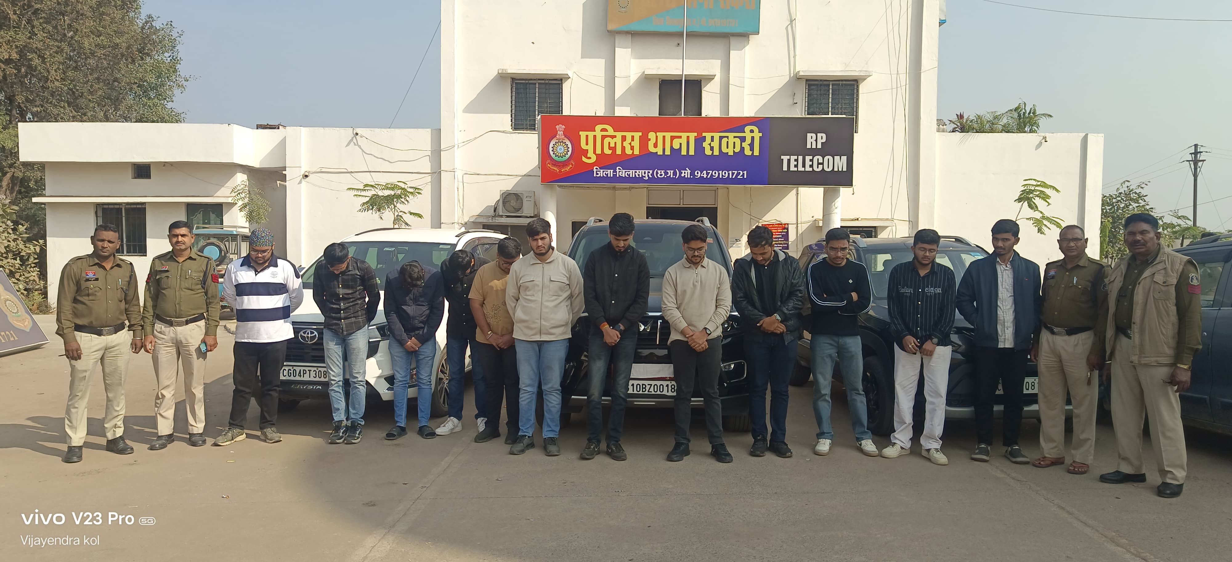 फिल्मी स्टाइल पर आतिशबाजी कर बीच सड़क पर मनाया जन्मदिन।