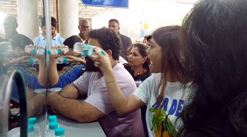 मुंबई एयरपोर्ट पर क्रू और यात्रियों के बीच बहस हुई।