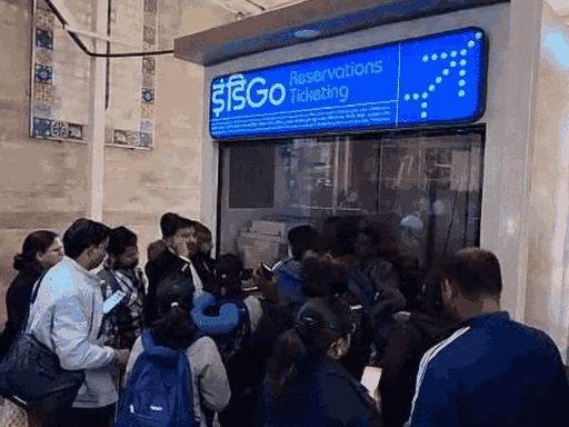 जयपुर एयरपोर्ट पर इंडिगो की फ्लाइट कैंसिल होने पर परेशान होते पैसेंजर्स।