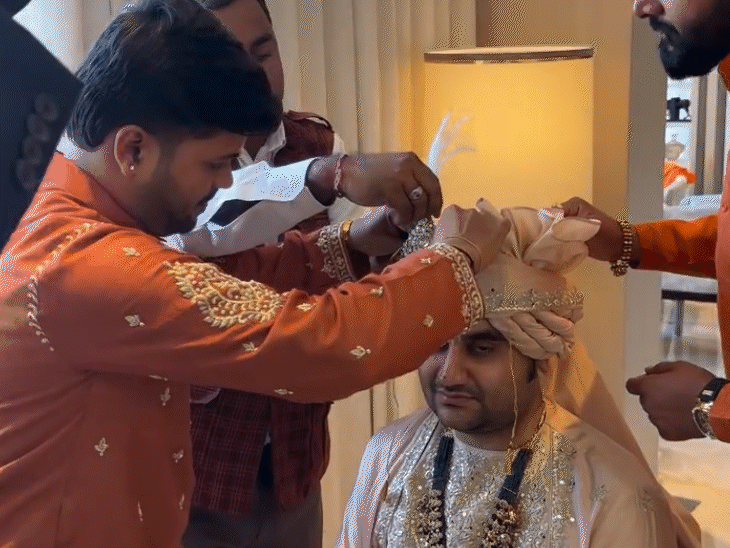 शादी से पहले जयपुर के दिल्ली रोड स्थित ताज आमेर होटल में इंद्रेश उपाध्याय को सेहरा पहनाया गया था।