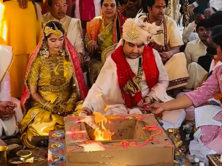 5 दिसंबर को फेरों से पहले दूल्हा-दुल्हन ने शादी की सभी रस्में निभाई थीं। इस दौरान दुल्हन शिप्रा सोने सी चमकती साड़ी में नजर आई थीं।