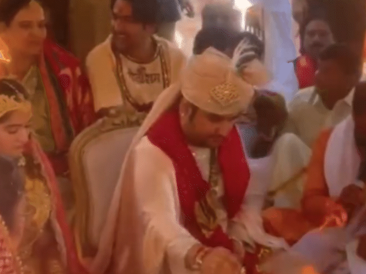 शादी की रस्मों के दौरान धीरेंद्र शास्त्री इंद्रेश उपाध्याय के पीछे बैठे रहे थे।