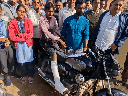 गांव के रहने वाले युवक की बाइक कीचड़ में स्लिप हो गई। उसका पैर फ्रेक्चर हो गया और पिता भी चोटिल हो गए।