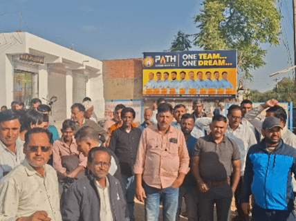 जलभराव की समस्या को लेकर ग्रामीण शुक्रवार को एकत्र होकर विरोध प्रदर्शन किया। इस दौरान ग्रामीणों ने प्रशासन के खिलाफ जमकर नारेबाजी की।