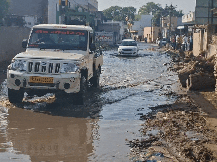 गंदे पानी के बीच गुजरती गाड़ियां। यह रास्ता सीकर से डीडवाना भी जाता है।