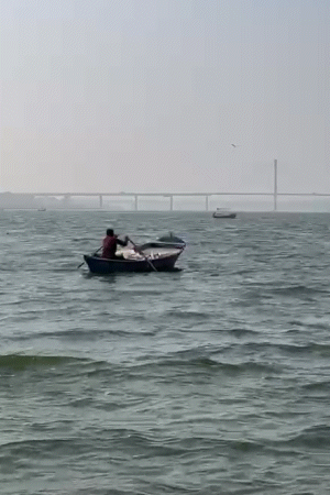 प्रयागराज में सुबह हल्का कोहरा रहा। धूप निकलने के साथ लोग संगम में नाव की सवारी करते नजर आए।