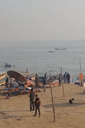 काशी में भी सुबह-सुबह ठंड रही। हल्की धुंध छाई रही। घाटों पर लोगों की आवाजाही कम दिखी।