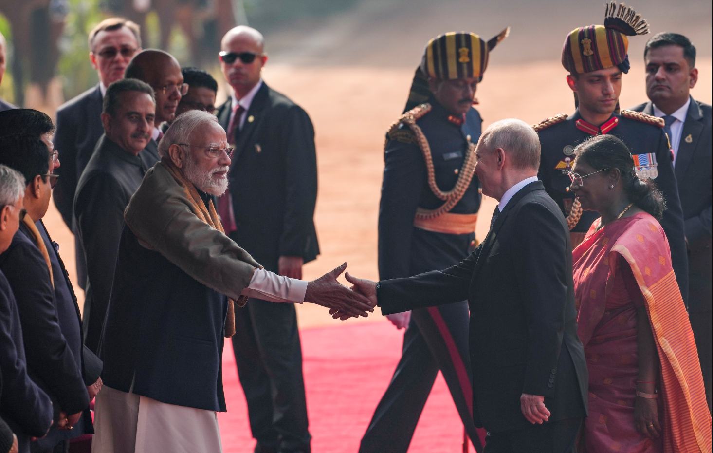 रूसी राष्ट्रपति पुतिन शुक्रवार सुबह 11 बजे राष्ट्रपति भवन पहुंचे। पीएम मोदी और राष्ट्रपति द्रौपदी मुर्मू वहां पहले ही पहुंच गए थे। मोदी और मुर्मू ने पुतिन को रिसीव किया।