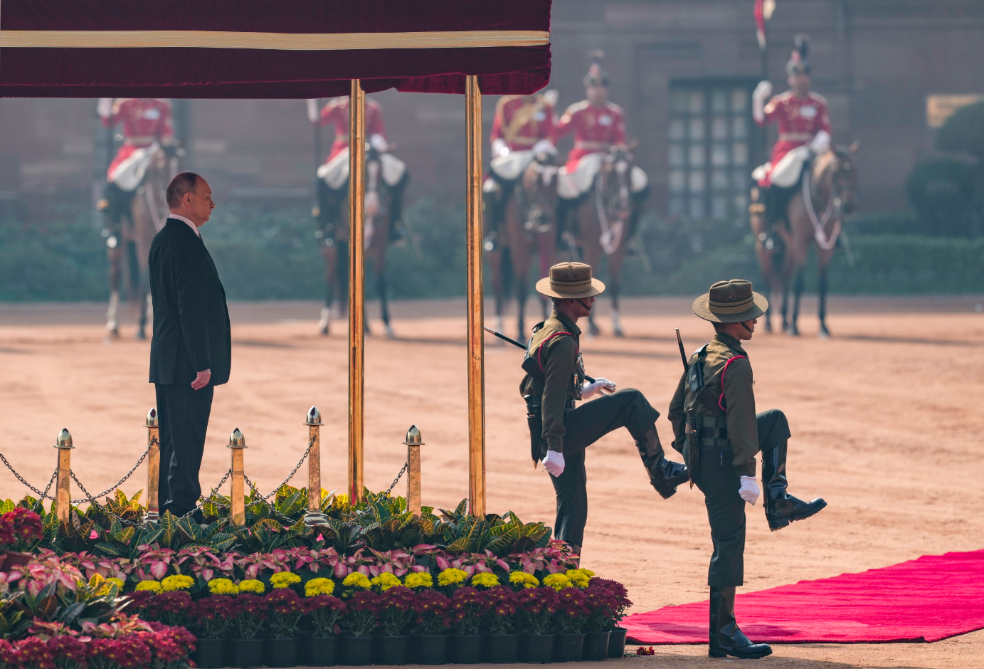 आज सुबह राष्ट्रपति भवन में 21 तोपों की सलामी के बाद पुतिन को गार्ड ऑफ ऑनर दिया गया।
