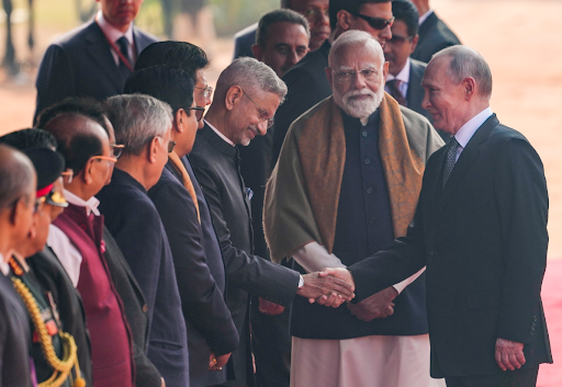 पुतिन राष्ट्रपती भवनात परराष्ट्रमंत्री एस. जयशंकर यांच्याशी हात मिळवताना.