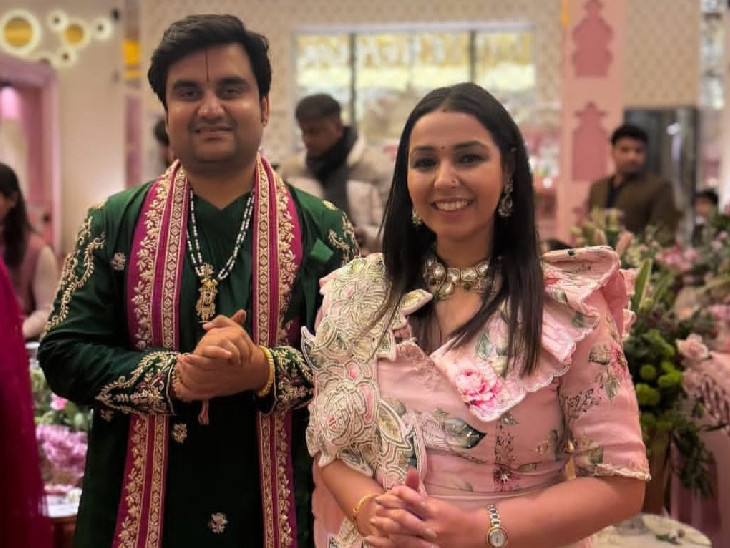 इंद्रेश उपाध्याय के संगीत में फेमस भजन सिंगर मान्या अरोड़ा भी पहुंची थीं।