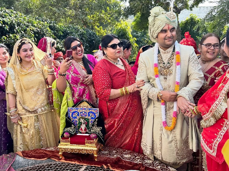 3 दिसंबर को वृंदावन (मथुरा) में इंद्रेश उपाध्याय की निकासी निकाली गई। इस दौरान परिवार के सदस्य मौजूद रहे थे।