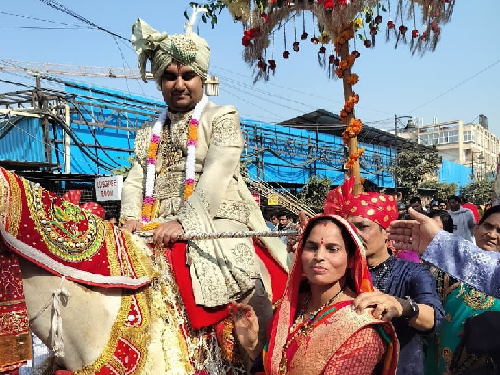 वृंदावन में निकासी के दौरान इंद्रेश उपाध्याय कुछ इस तरह घोड़े पर सवार हुए थे।