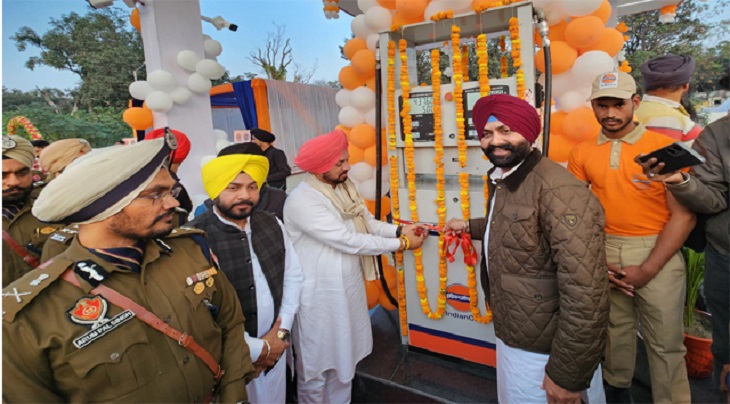 पंजाब में जेल विभाग के पेट्रोल पंप का शुभारंभ करते हुए। (फाइल फोटो)