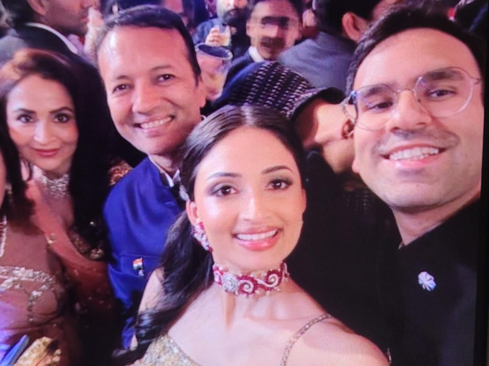 खासदार नवीन जिंदल यांच्या मुलीचे भव्य लग्न: उद्योगपतीसोबत दिल्लीत सप्तपदी घेणार यशस्विनी; संगीतमध्ये खासदार कंगना-महुआ यांनी केले नृत्य वडील नवीन जिंदल आणि कुटुंबासोबत सेल्फी घेताना यशस्विनी जिंदल. - फाइल फोटो