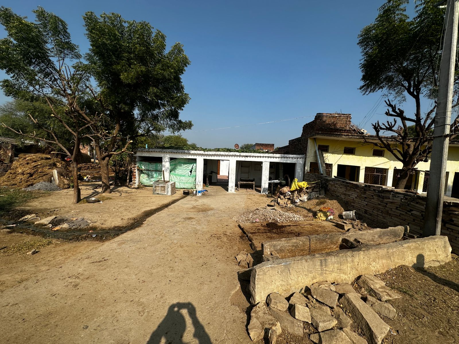 आरोपी और उनके परिवार मौके से घर व मवेशी तक छोड़कर फरार हो गए हैं।