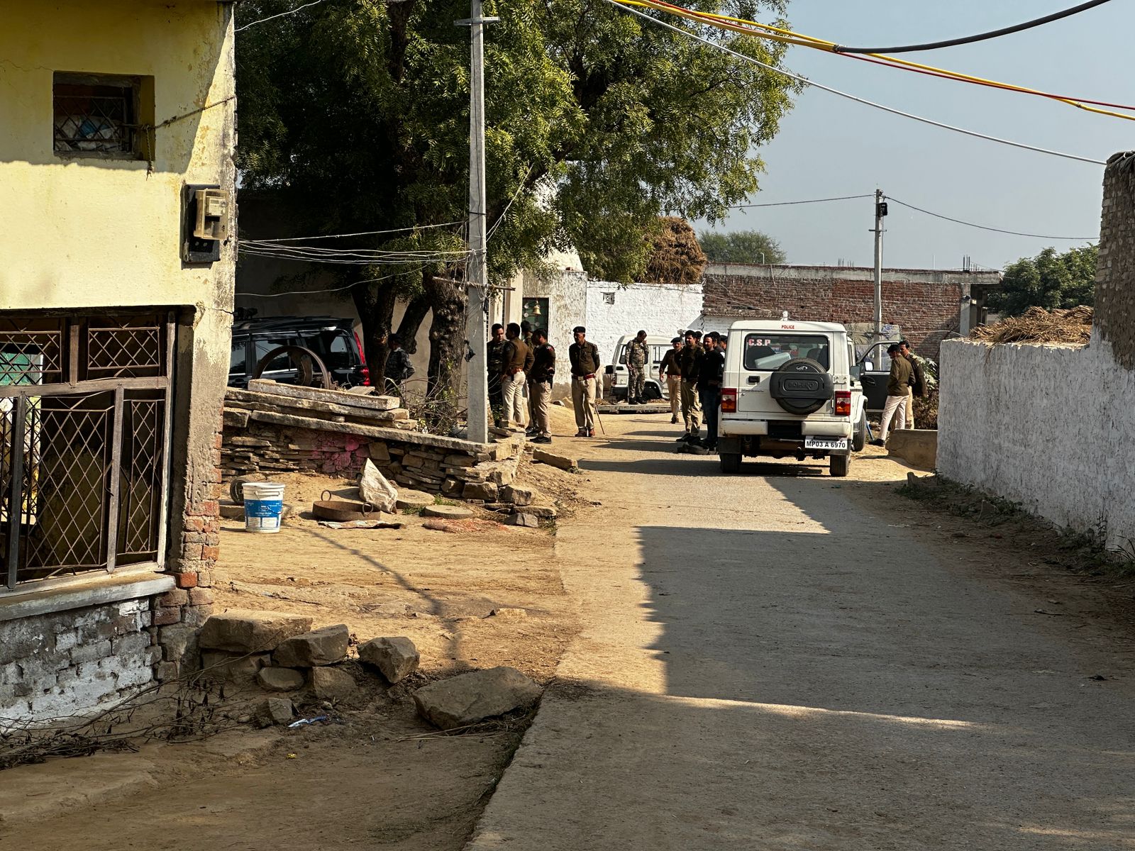 पुरानी छावनी, महाराजपुरा, हजीरा थानों की संयुक्त पुलिस टीम ने जनकपुर, रिठौरा, अजय सिंह का पुरा और धौलपुर के मुरौली गांव सहित कई स्थानों पर दबिश दी।