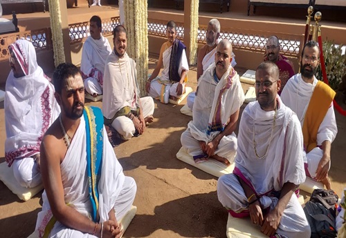 ताज आमेर होटल में हरिद्वार-वृंदावन से आए पंडित शादी की मुख्य रस्मों से पहले मंत्रोच्चार कर रहे हैं।