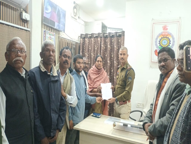 विधायक सावित्री मंडावी और समाज ने जिम्मेदार अधिकारियों पर कार्रवाई करने की मांग की है।