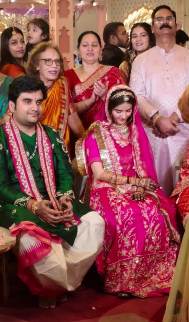 गुरुवार को हुए मेहंदी फंक्शन के दौरान इंद्रेश और उनकी दुल्हन शिप्रा पहली बार एक साथ दिखे।