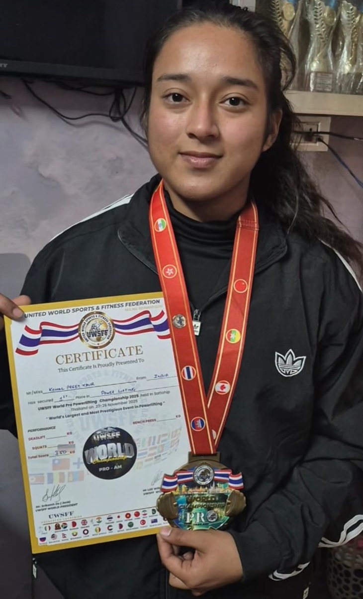 कोमलप्रीत अपने मेडल व सर्टिफिकेट के साथ