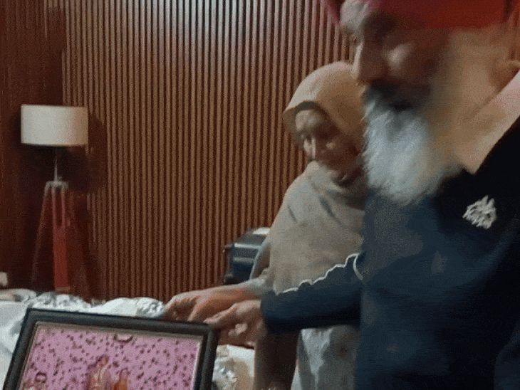 बेटे गुरविंदर सिंह और रुपिंदर कौर की शादी की तस्वीर दिखाते हुए पिता जसविंदर सिंह व अन्य।