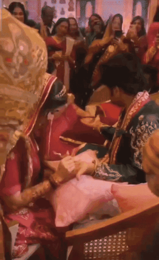 4 दिसंबर को दुल्हन शिप्रा ने अपने हाथ से खुद इंद्रेश उपाध्याय को मेहंदी लगाई थी।