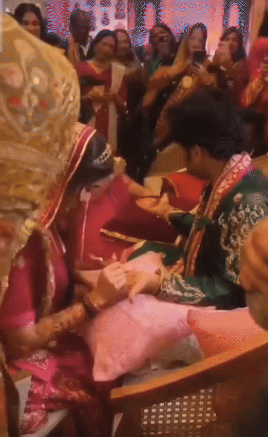 इंद्रेश उपाध्याय की मंगेतर शिप्रा शर्मा ने उनके हाथ में मेहंदी लगाई। रस्म के दौरान दोनों परिवारों ने उन्हें बधाई भी दी।