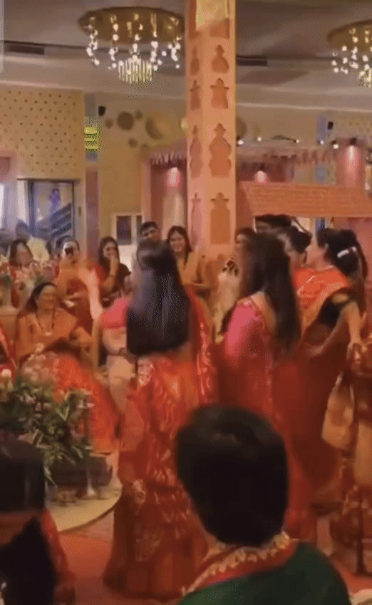 मेहंदी की रस्म के दौरान दूल्हा-दुल्हन के परिवार के सदस्यों ने एक साथ डांस किया।