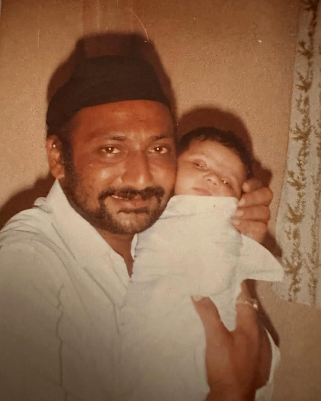 पिता जसबीर की गोद में जसप्रीत बुमराह।