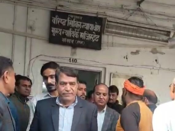 न्यायाधीश चैंबर के बाहर खड़े भाजपा कार्यकर्ता