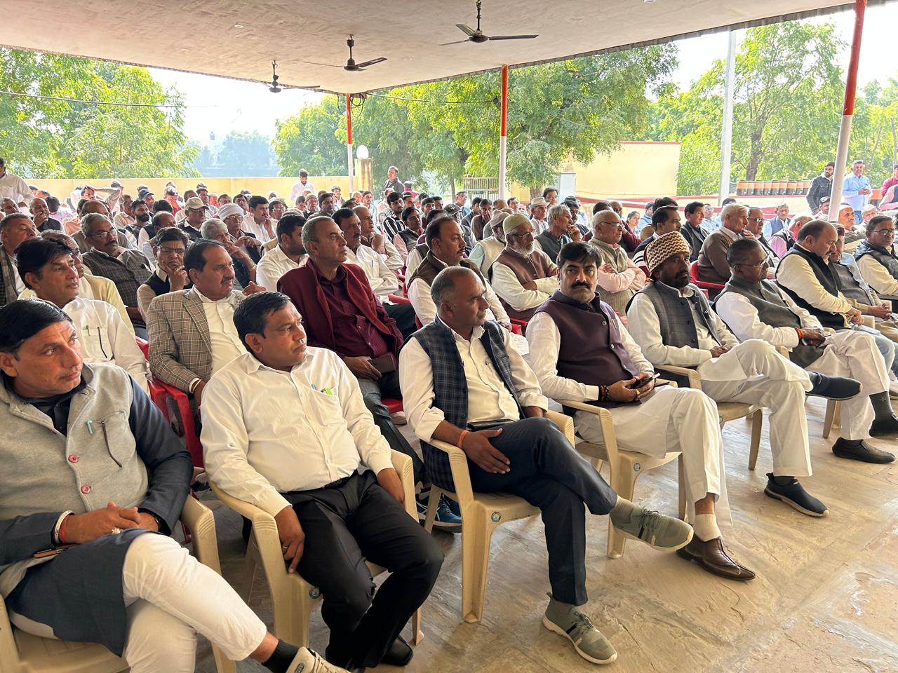 बैठक में मौजूद कांग्रेस के कार्यकर्ता