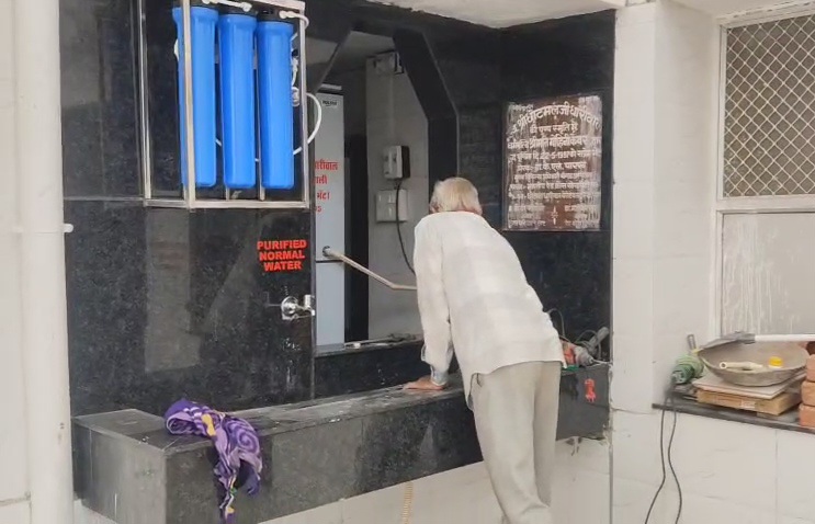 वेटिंग रूम में लगाया गया वॉटर कूलर।