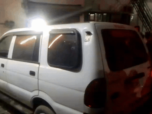 धर्मबीर की मौत के बाद शव को लेकर जाती पुलिस।