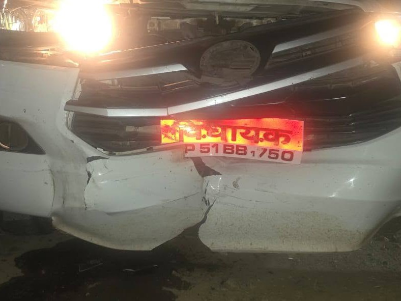 कार का क्षतिग्रस्त हिस्सा।