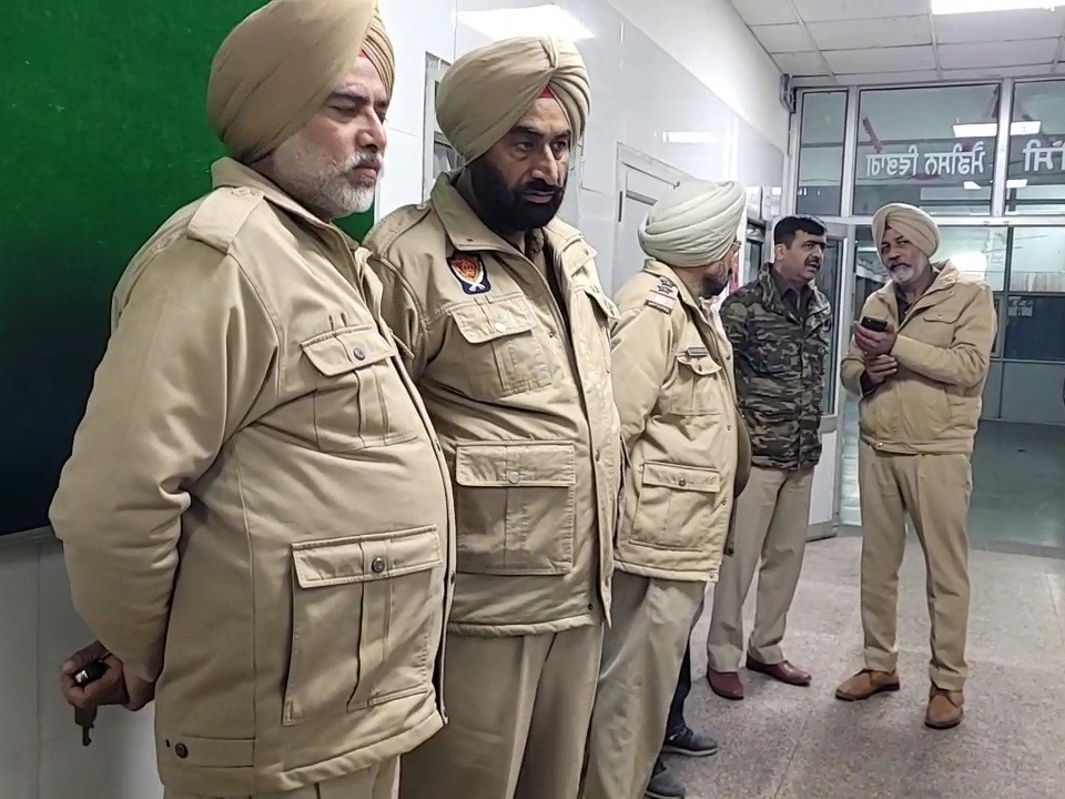 मामले की जांच करने अस्पताल पहुंची पुलिस।