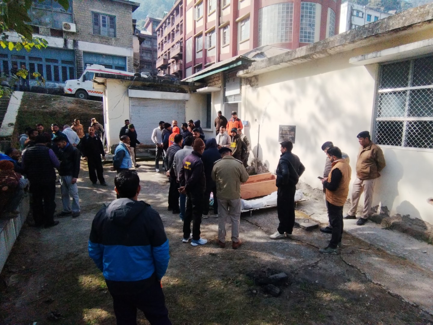 पोस्टमॉर्टम हाउस पर मौजूद परिजन और अन्य।