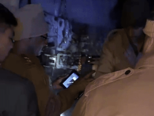 मौके पर पहुंचकर मामले की जांच करती पुलिस।
