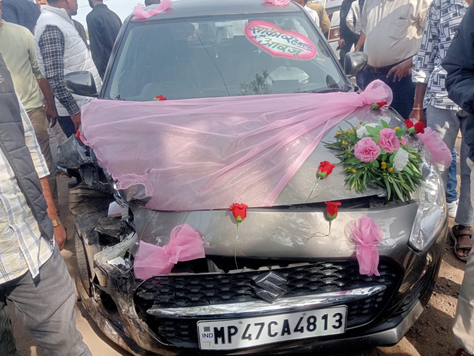Wedding procession car met with an accident, groom safe | बारात की कार ...