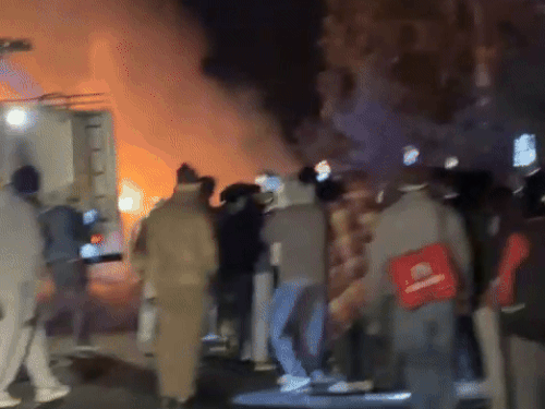 करनाल-असंध रोड पर ट्राला जलकर राख:  ​​​​​​​ड्राइवर ने कूदकर बचाई जान,धान से भरे ट्राले में चिंगारी उठते ही लगी आग – Karnal News